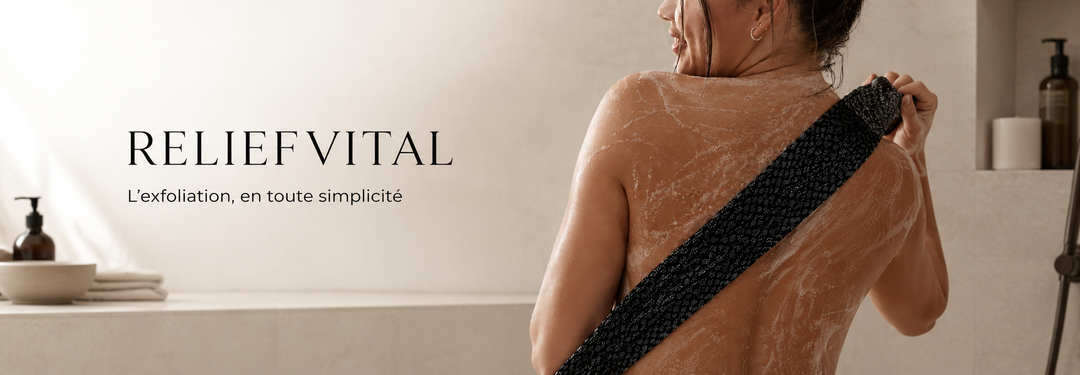 Banniere ReliefVital - femme utilisant la serviette exfoliante japonaise dans le dos sous la douche